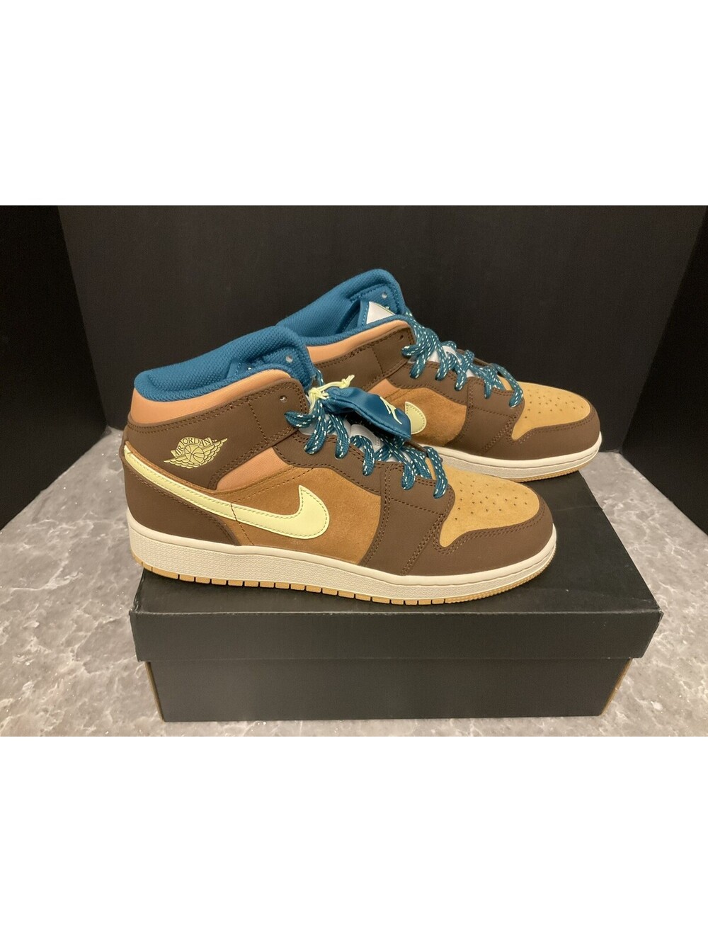 New! Youth’s Nike Air Jordan 1 Mid SE GS Cacao Wow Luminous Green Shoes. Size 7Y